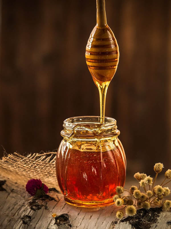 5 bienfaits pour la peau du miel de Manuka : la merveille d'en bas !